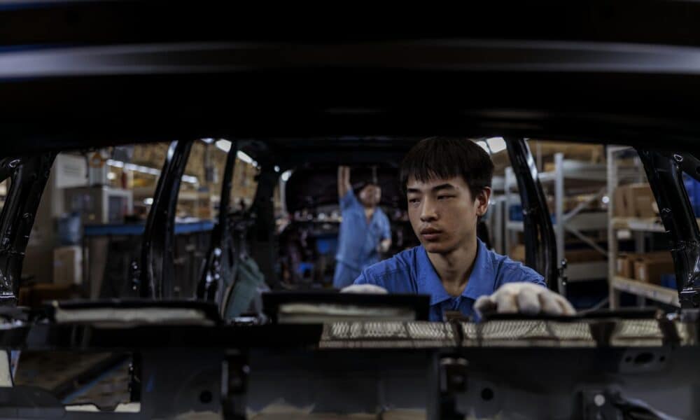 Empleados trabajan en la fábrica de SAIC en Nanjing, China. EFE/EPA/ALEX PLAVEVSKI/Archivo