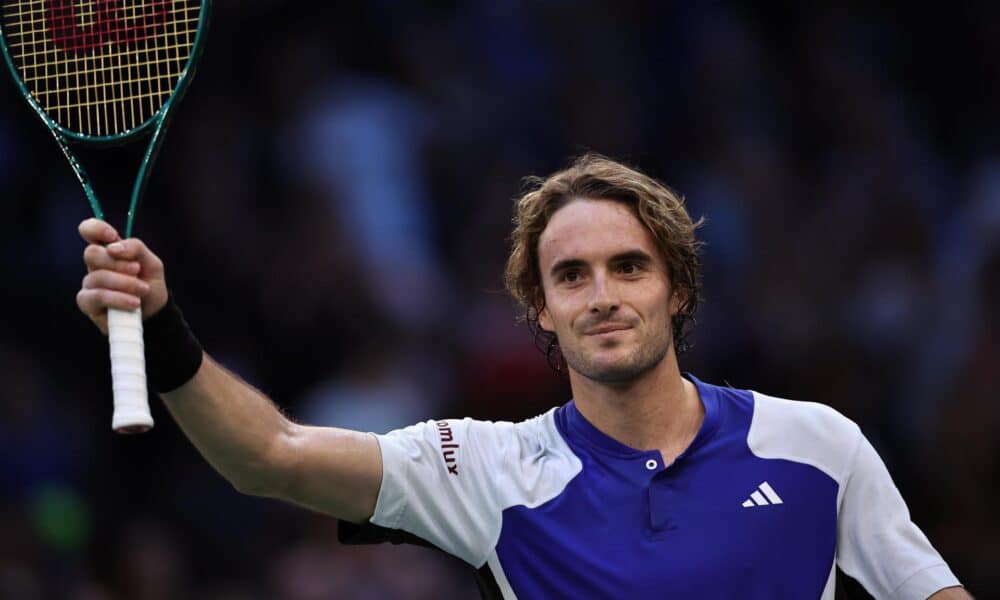 El griego Stefanos Tsitsipas celebra la victoria en su partido de octavos de final contra el argentino Francisco Cerundolo en el torneo de tenis Masters de París, en París, Francia, el 31 de octubre de 2024. EFE/EPA/CHRISTOPHE PETIT TESSON