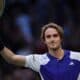 El griego Stefanos Tsitsipas celebra la victoria en su partido de octavos de final contra el argentino Francisco Cerundolo en el torneo de tenis Masters de París, en París, Francia, el 31 de octubre de 2024. EFE/EPA/CHRISTOPHE PETIT TESSON