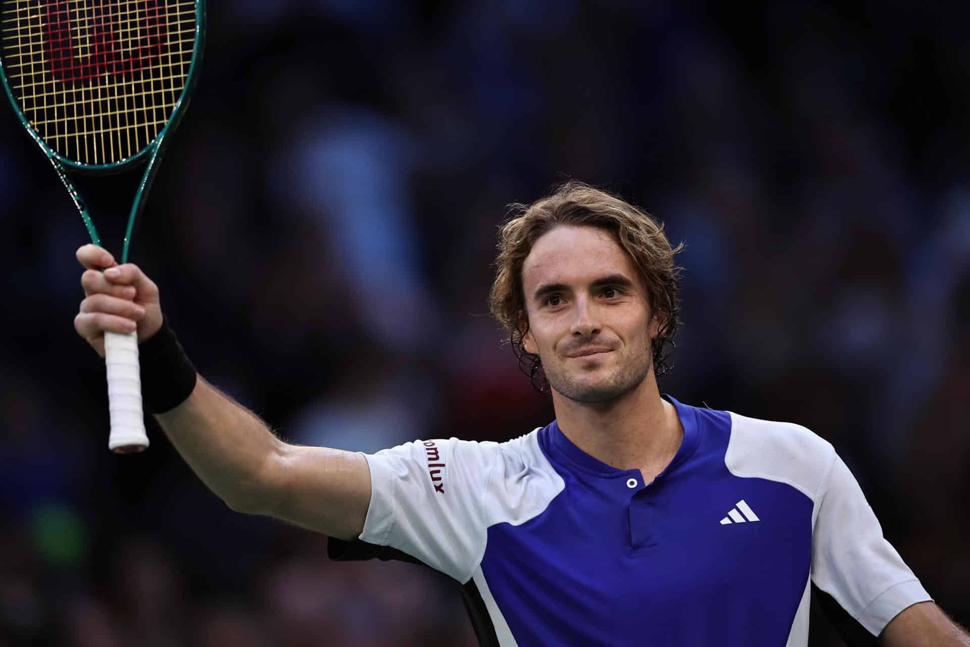 El griego Stefanos Tsitsipas celebra la victoria en su partido de octavos de final contra el argentino Francisco Cerundolo en el torneo de tenis Masters de París, en París, Francia, el 31 de octubre de 2024. EFE/EPA/CHRISTOPHE PETIT TESSON