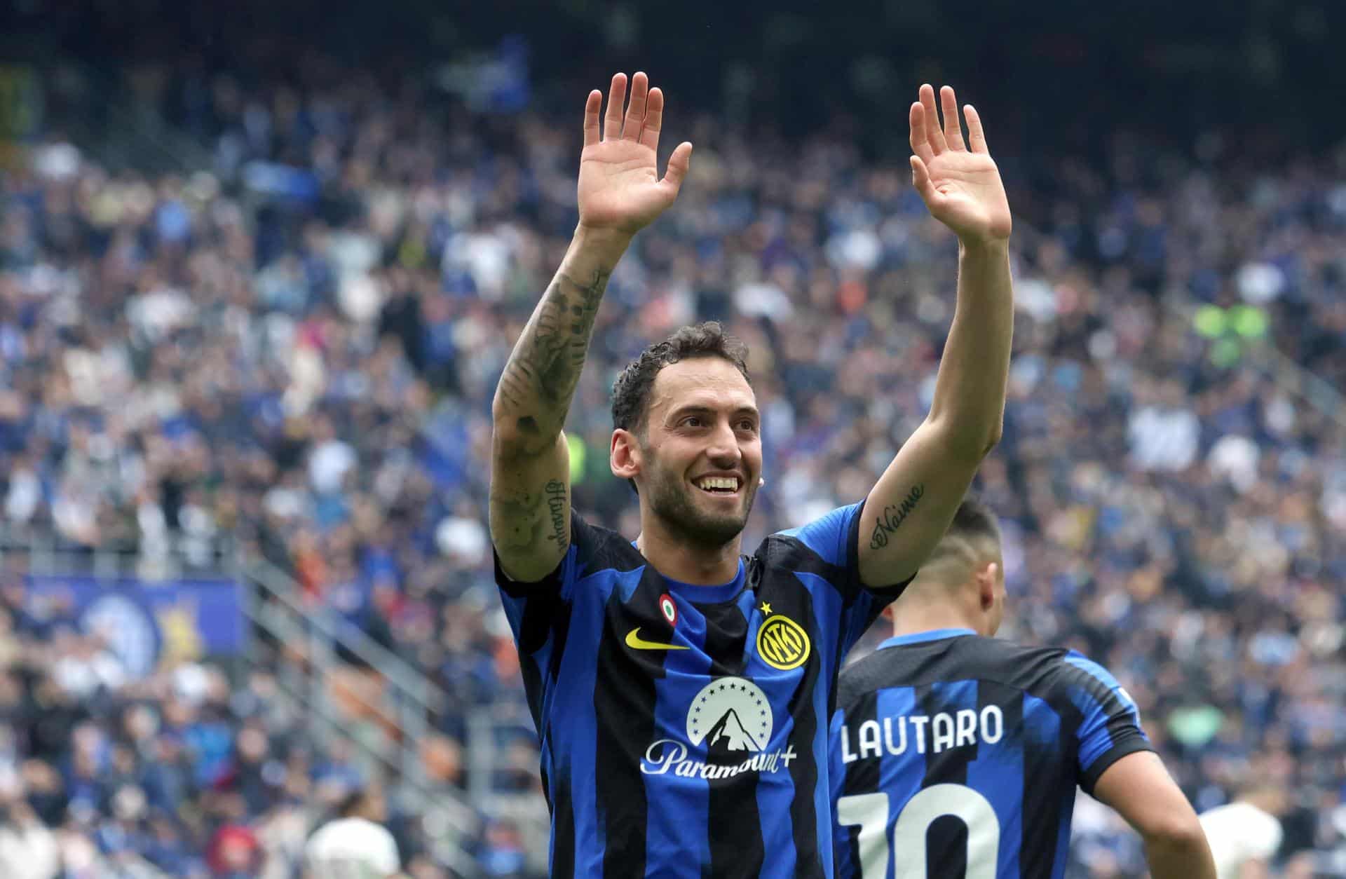 El jugador del Inter Milán Hakan Calhanoglu saluda a los aficionados en el estadio Giuseppe Meazza. EFE/EPA/MATTEO BAZZI