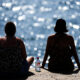 Dos personas observan el mar en una jornada de intenso calor, en una imagen de archivo. EFE/Alejandro García