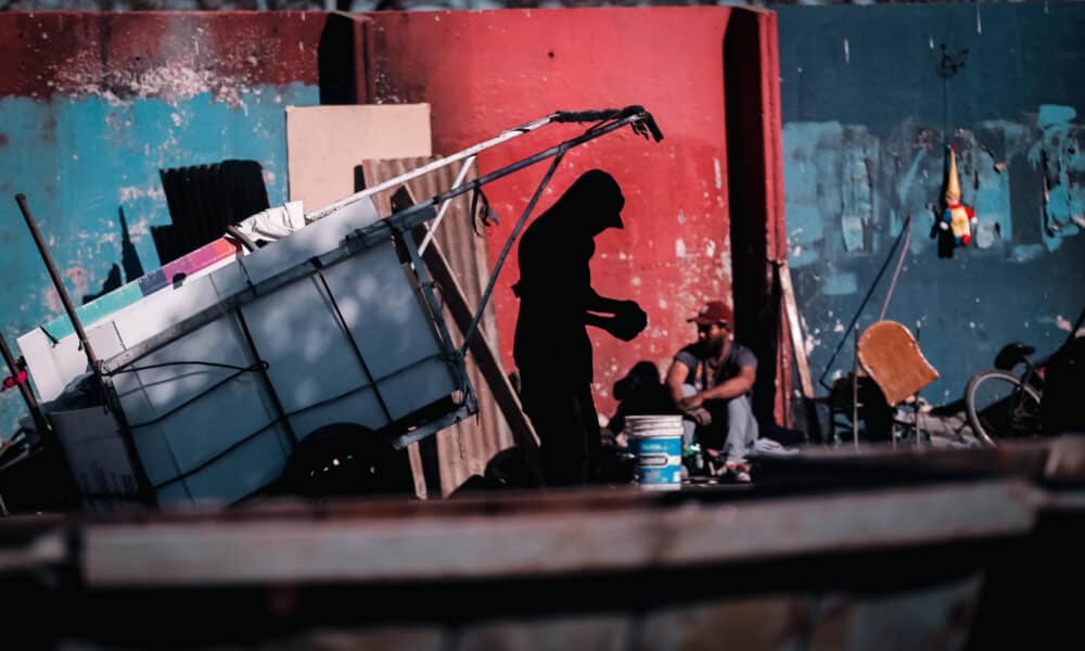 Fotografía de archivo en donde se ven personas en situación de calle en un barrio marginal en la Ciudad de Buenos Aires (Argentina). EFE/Juan Ignacio Roncoroni