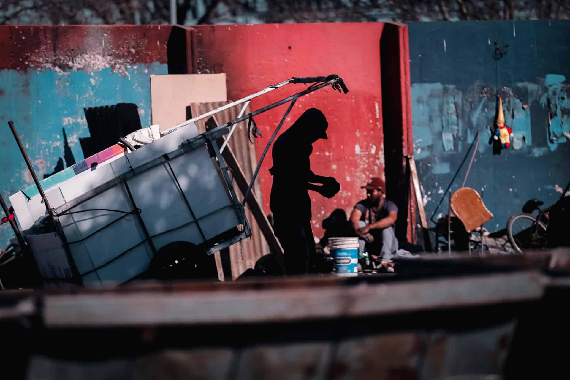 Fotografía de archivo en donde se ven personas en situación de calle en un barrio marginal en la Ciudad de Buenos Aires (Argentina). EFE/Juan Ignacio Roncoroni