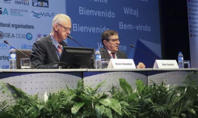 El director ejecutivo de la Agencia Europea sobre Drogas (EUDA, por sus siglas en inglés), Alexis Goosdeel, y el presidente del Instituto para los Comportamientos Adictivos y las Dependencias luso, João Goulão, durante la 5ª Conferencia Europea sobre Comportamientos Adictivos y Dependencias, que se celebra desde hoy y hasta el 25 de octubre en el Centro de Congresos de Lisboa. EFE/ Paula Fernández