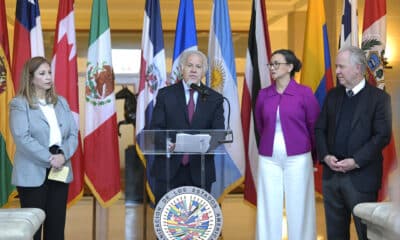 El Secretario General de la OEA, Luis Almagro (c), habla junto a la representante permanente de República Dominicana ante la Organización de los Estados Americanos (OEA), Mayerlyn Cordero, durante la inauguración de la exposición 'Cumbre de las Américas: 30 años en imágenes' este viernes, en la sede de la Organización de los Estados Americanos (OEA) en Washington (EE. UU). EFE/Lenin Nolly