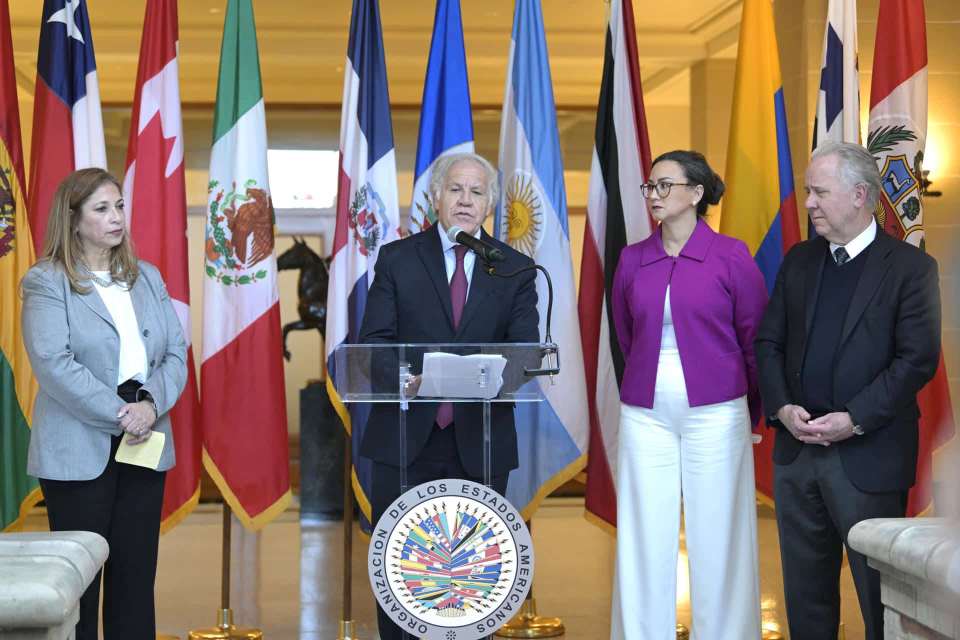 El Secretario General de la OEA, Luis Almagro (c), habla junto a la representante permanente de República Dominicana ante la Organización de los Estados Americanos (OEA), Mayerlyn Cordero, durante la inauguración de la exposición 'Cumbre de las Américas: 30 años en imágenes' este viernes, en la sede de la Organización de los Estados Americanos (OEA) en Washington (EE. UU). EFE/Lenin Nolly