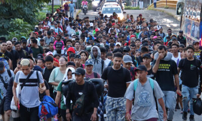 Migrantes salen en caravana este sábado de la ciudad de Tapachula, en el estado de Chiapas (México). EFE/Juan Manuel Blanco