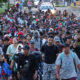 Migrantes salen en caravana este sábado de la ciudad de Tapachula, en el estado de Chiapas (México). EFE/Juan Manuel Blanco