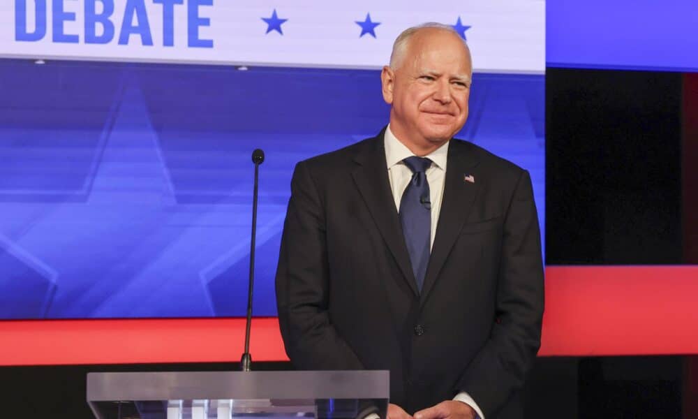 El gobernador de Minnesota y candidato demócrata a la vicepresidencia, Tim Walz, sonríe durante el debate vicepresidencial contra el candidato republicano a la vicepresidencia, JD Vance (no aparece en la imagen) en el CBS Broadcast Center en Nueva York, EE. UU., el 1 de octubre de 2024EFE/EPA/Sarah Yenesel