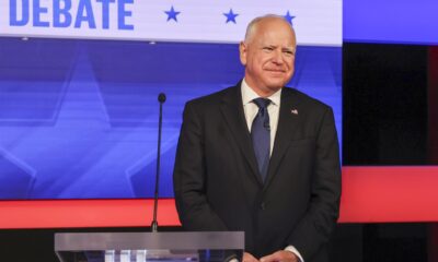 El gobernador de Minnesota y candidato demócrata a la vicepresidencia, Tim Walz, sonríe durante el debate vicepresidencial contra el candidato republicano a la vicepresidencia, JD Vance (no aparece en la imagen) en el CBS Broadcast Center en Nueva York, EE. UU., el 1 de octubre de 2024EFE/EPA/Sarah Yenesel