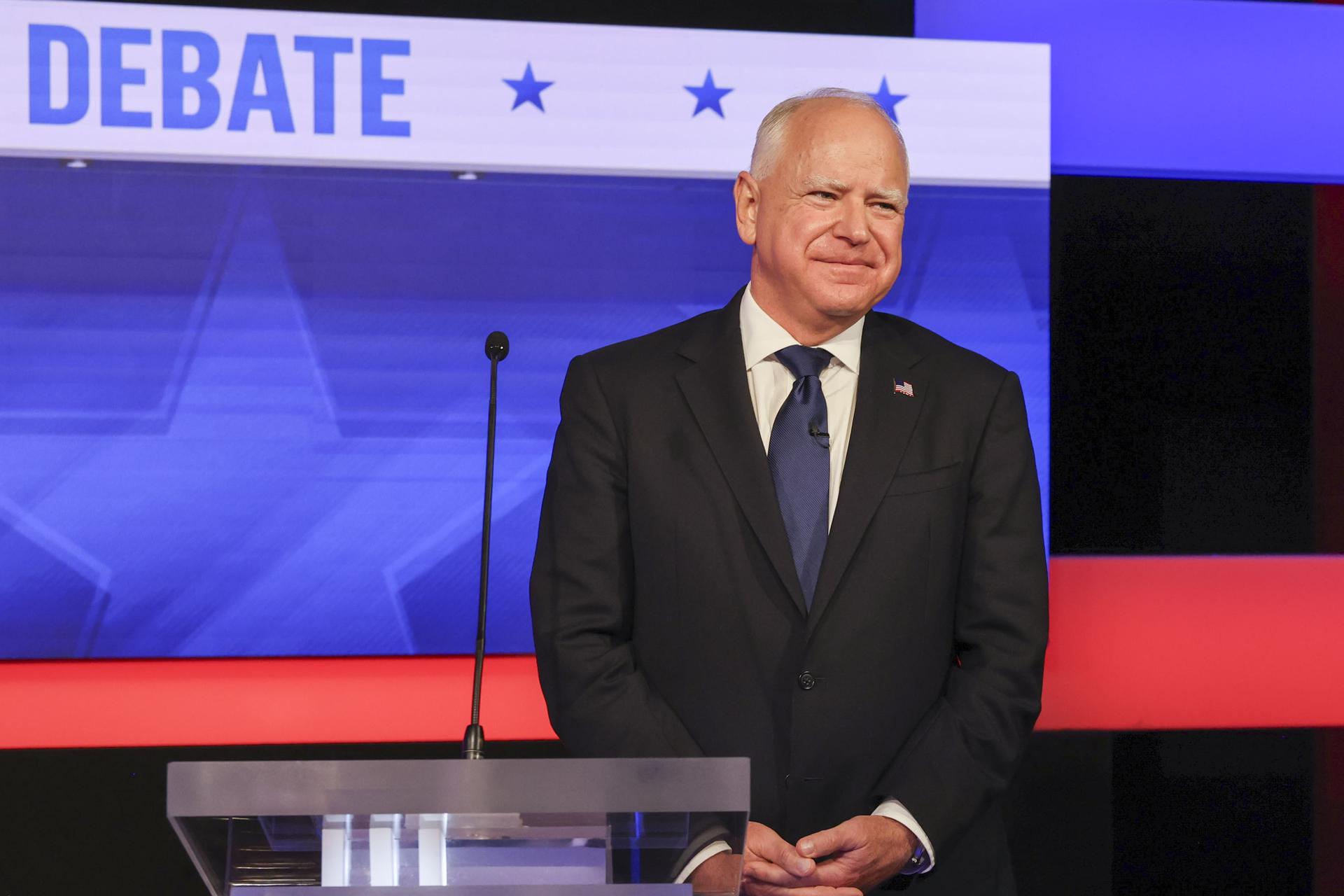 El gobernador de Minnesota y candidato demócrata a la vicepresidencia, Tim Walz, sonríe durante el debate vicepresidencial contra el candidato republicano a la vicepresidencia, JD Vance (no aparece en la imagen) en el CBS Broadcast Center en Nueva York, EE. UU., el 1 de octubre de 2024EFE/EPA/Sarah Yenesel