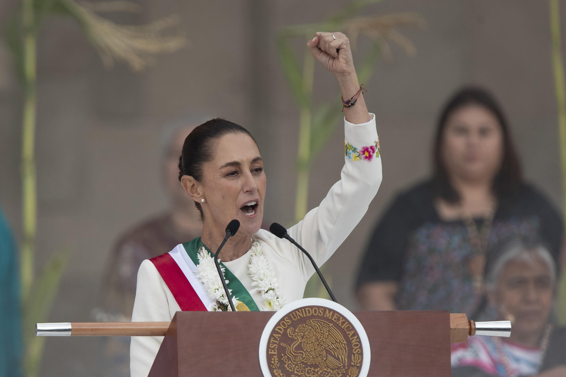 La presidenta de México, Claudia Sheinbaum, habla después de participar en la ceremonia de entrega del Bastón de Mando, por parte de los representantes de los pueblos indígenas, este martes en Ciudad de México (México). EFE/Isaac Esquivel