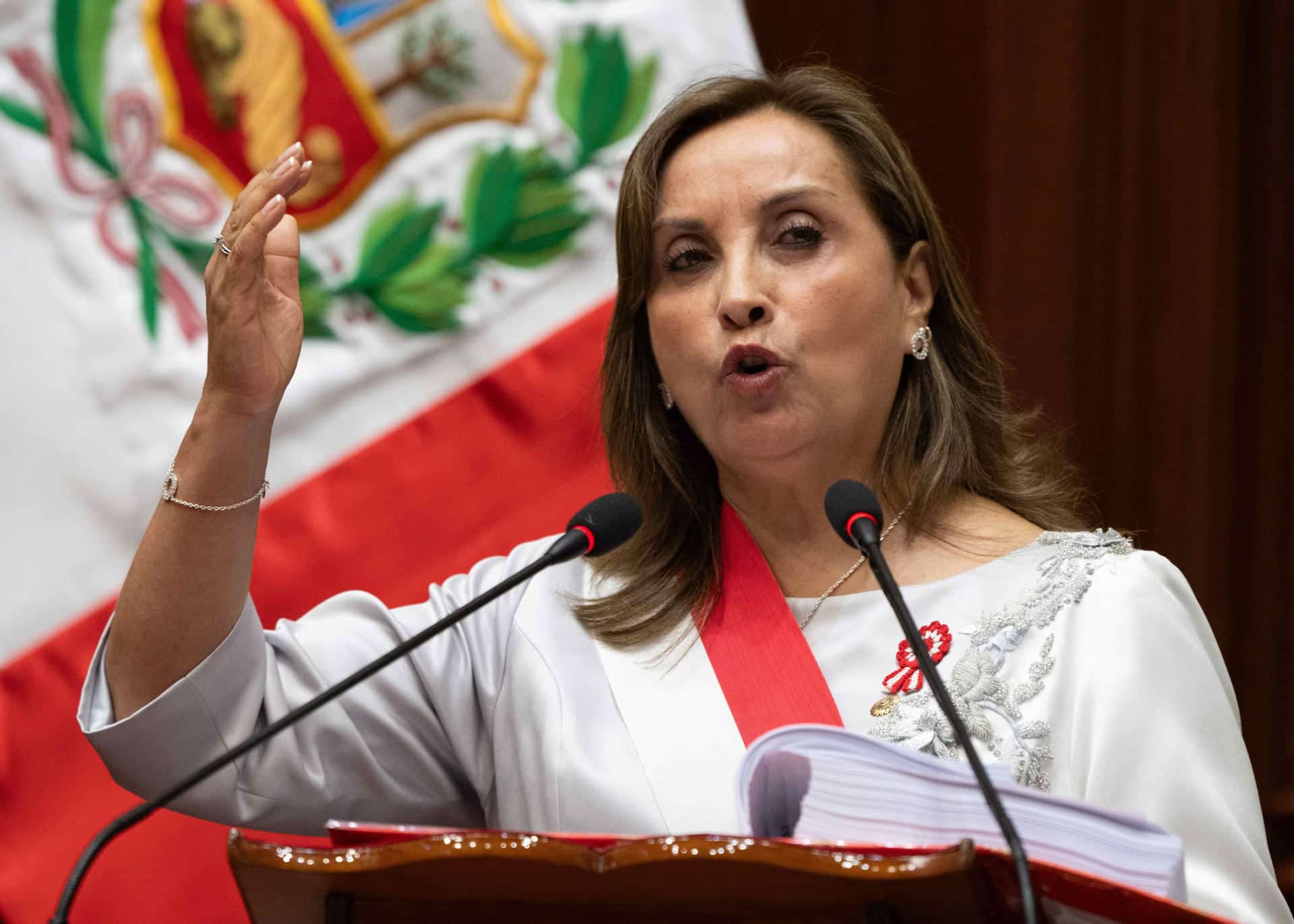 Fotografía de archivo del 28 de julio de 2024 de la presidenta de Perú, Dina Boluarte, durante un discurso ante el Parlamento en Lima (Perú). EFE/ Cristobal Bouroncle/POOL