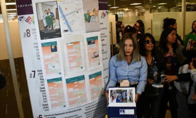 Una mujer identificada como Yesenia V.C., presenta fotografías del presidente de Bolivia, Luis Arce, como pruebas ante una denuncia por supuesto acoso y abuso de poder, este martes, en La Paz (Bolivia). EFE/ Stringer