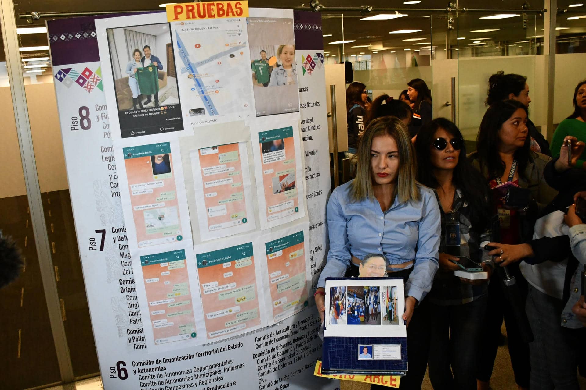 Una mujer identificada como Yesenia V.C., presenta fotografías del presidente de Bolivia, Luis Arce, como pruebas ante una denuncia por supuesto acoso y abuso de poder, este martes, en La Paz (Bolivia). EFE/ Stringer