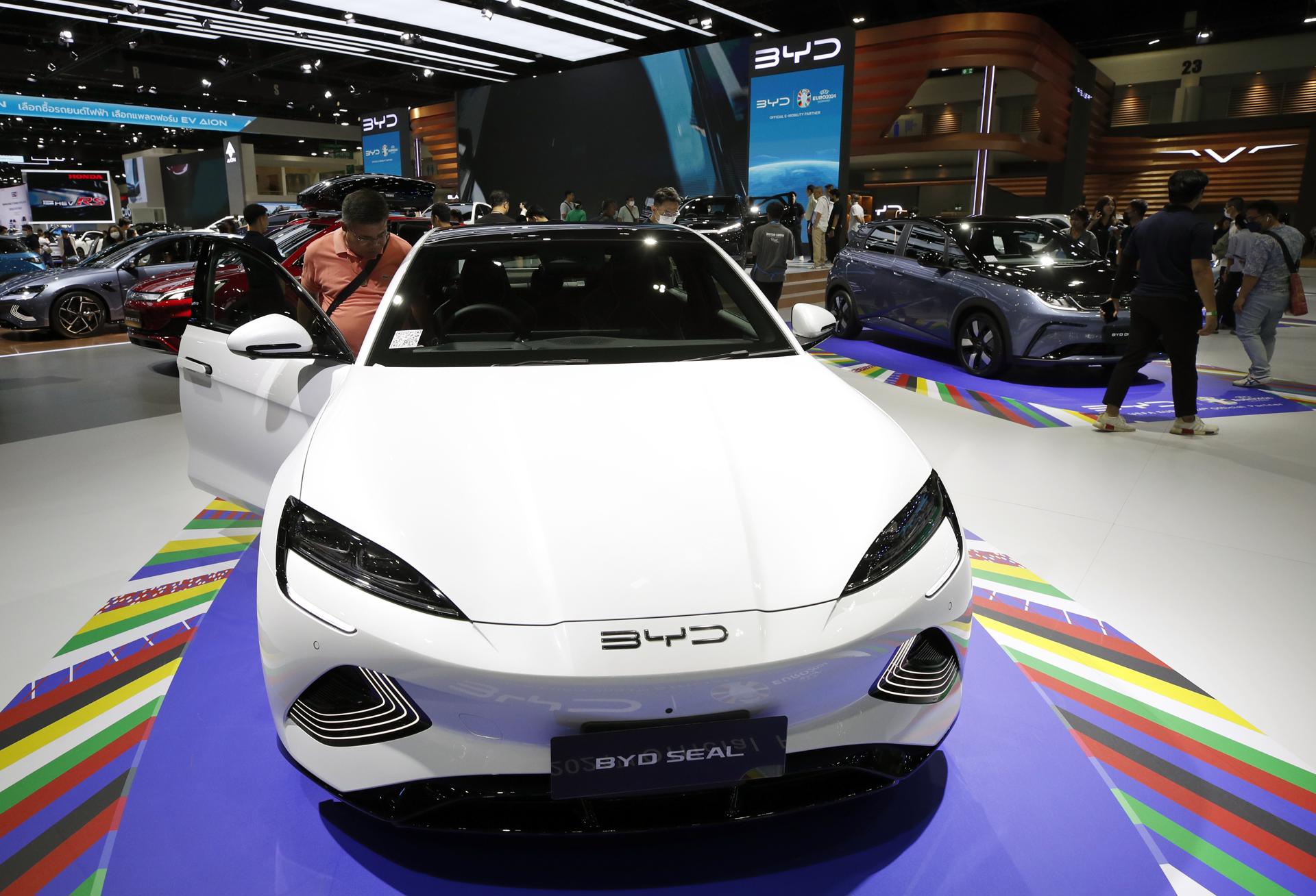 Fotografía de archivo de un coche de la marca china BYD durante una exposición en Bangkok.
EFE/EPA/RUNGROJ YONGRIT