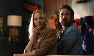 Fotograma cedido por Netflix donde aparecen Lisa Kudrow como Lydia Morgan y Ray Romano como Paul Morgan, durante una escena de 'No Good Deed', una comedia negra creada por Liz Feldman y dirigida por Silver Tree. EFE/ Saeed Adyani/Netflix