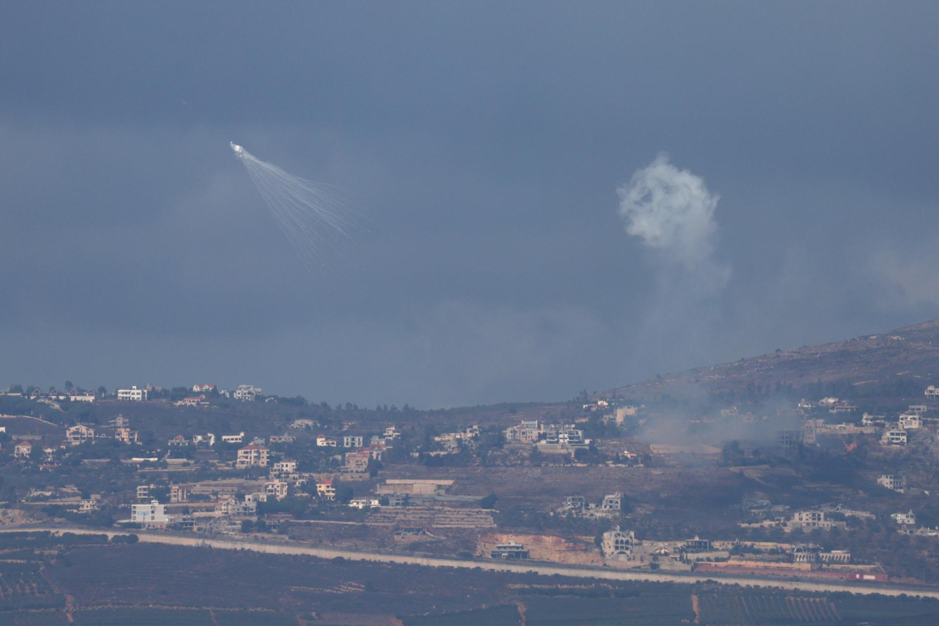 La artillería israelí bombardea la aldea de Oddaisseh en el sur del Líbano a lo largo de la frontera con Israel, vista desde la Alta Galilea, al norte de Israel, el 1 de octubre de 2024. EFE/EPA/ATEF SAFADI