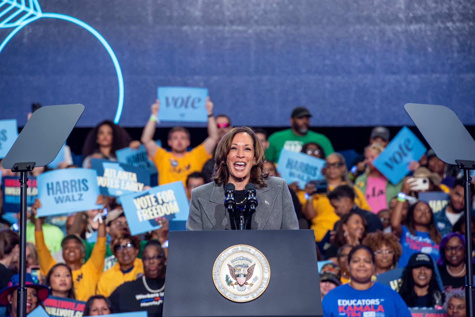 La vicepresidenta de Estados Unidos y candidata demócrata a la Casa Blanca, Kamala Harris, cumple 60 años este domingo 20 de octubre y lo hace en plena campaña electoral. EFE/EPA/Andi Rice / POOL