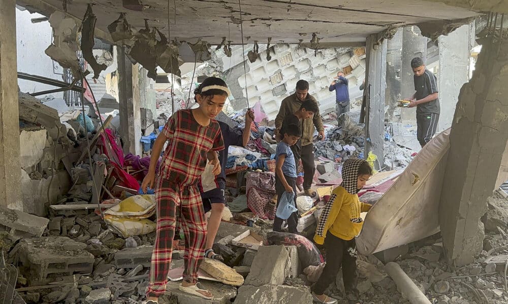 Imagen de archivo de algunos niños caminando por los escombros tras un ataque israelí en Rafah (Gaza). EFE/ Str