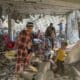 Imagen de archivo de algunos niños caminando por los escombros tras un ataque israelí en Rafah (Gaza). EFE/ Str