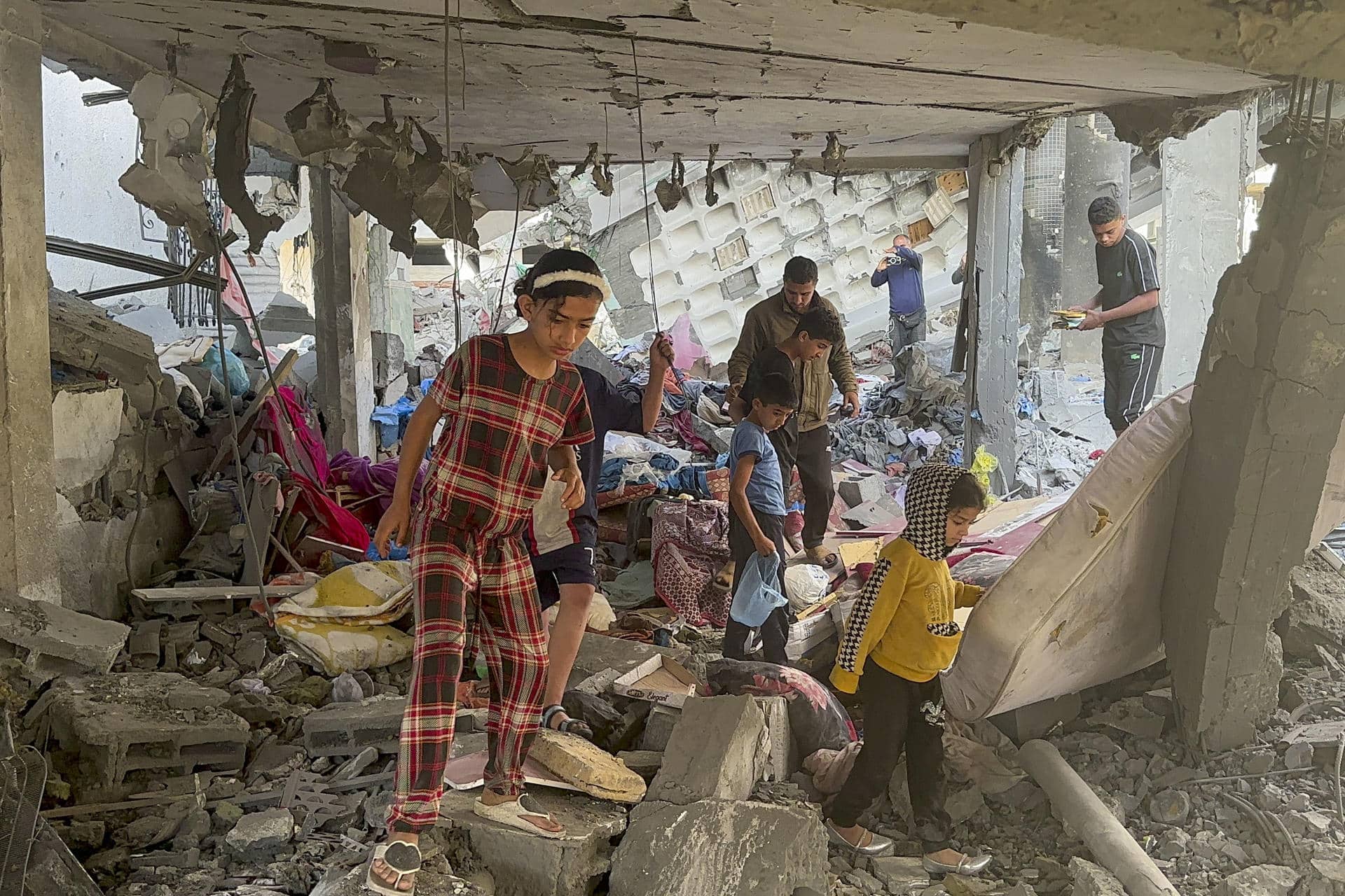 Imagen de archivo de algunos niños caminando por los escombros tras un ataque israelí en Rafah (Gaza). EFE/ Str