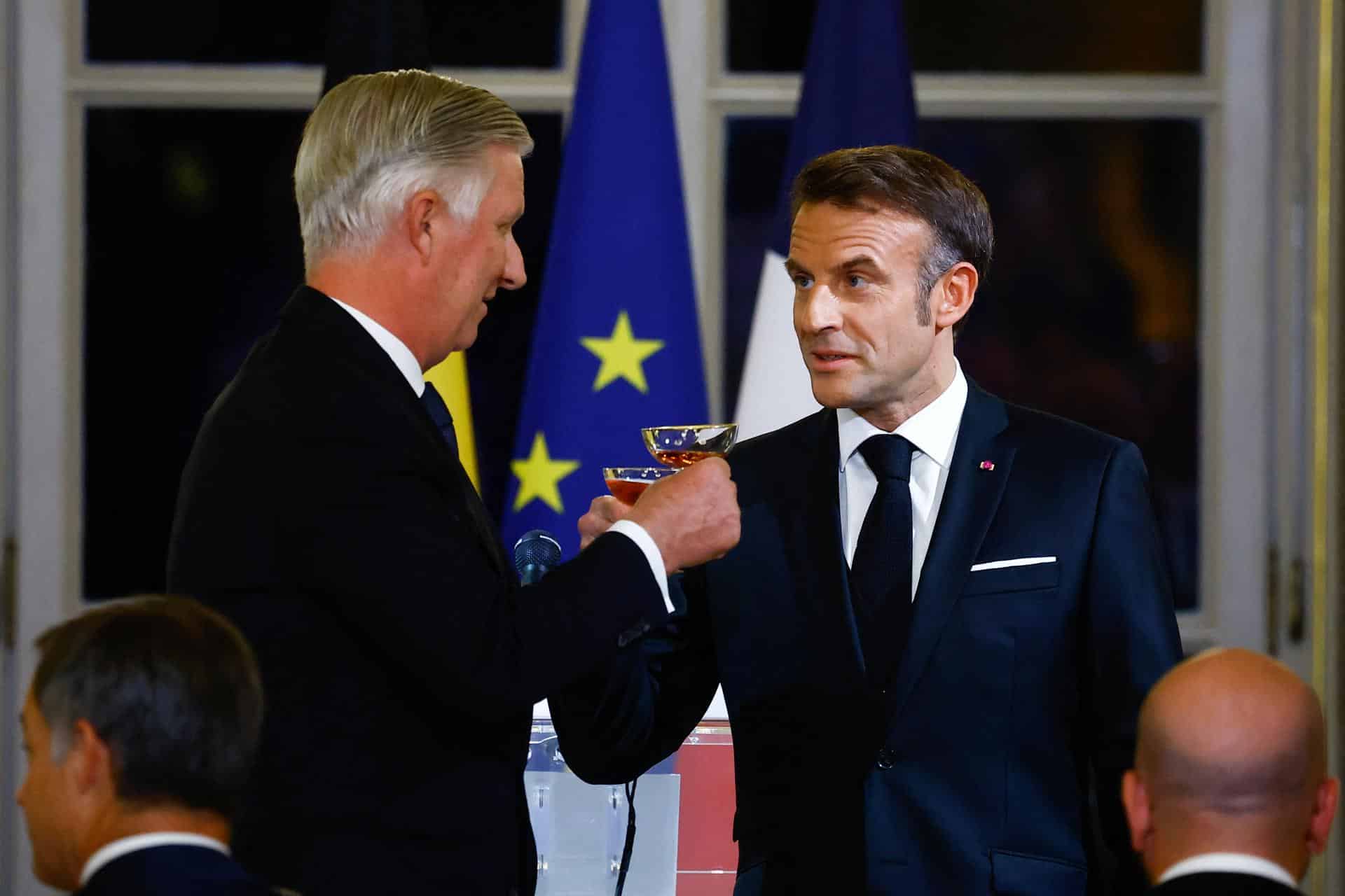 El presidente francés, Emmanuel Macron, sostiene una copa para brindar durante una cena de estado en honor del rey Felipe y la reina Matilde de Bélgica en el Palacio del Elíseo en París, Francia, el 14 de octubre de 2024. La pareja real belga se encuentra en visita de Estado a Francia del 14 al 16 de octubre. (Bélgica, Francia) EFE/EPA/SARAH MEYSSONNIER/POOL MAXPPP FUERA