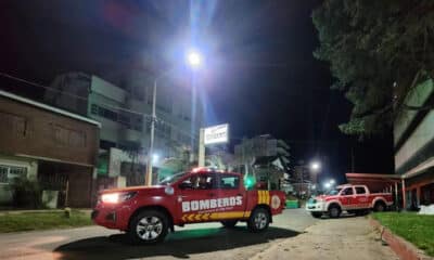 Un edificio de diez pisos que albergaba un aparthotel en la localidad costera argentina de Villa Gessell, en la provincia de Buenos Aires, se derrumbó este martes por causas hasta ahora no determinadas sin que se conozca aún si hubo víctimas y cuántas, aunque los bomberos buscan entre los escombros. EFE/ Municipalidad de Villa Gesell