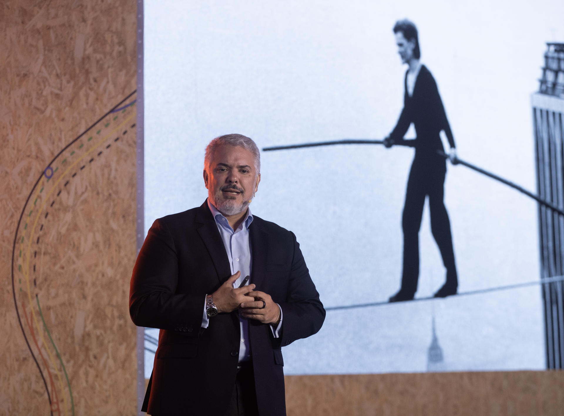 El expresidente de Colombia Iván Duque habla durante la cuarta edición del Foro Caribe Naranja, este 1 de octubre de 2024 en Santo Domingo (República Dominicana).EFE/ Orlando Barría