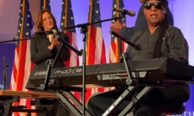 Fotografía tomada de la cuenta en X de la vicepresidenta de Estados Unidos y candidata demócrata a la Casa Blanca, Kamala Harris, del músico estadounidense Stevie Wonder (d) cantando cumpleaños feliz en una iglesia de Jonesboro, Georgia (EE.UU.). EFE/ @kamalaharris /SOLO USO EDITORIAL/ SOLO DISPONIBLE PARA ILUSTRAR LA NOTICIA QUE ACOMPAÑA (CRÉDITO OBLIGATORIO) MEJOR CALIDAD DISPONIBLE