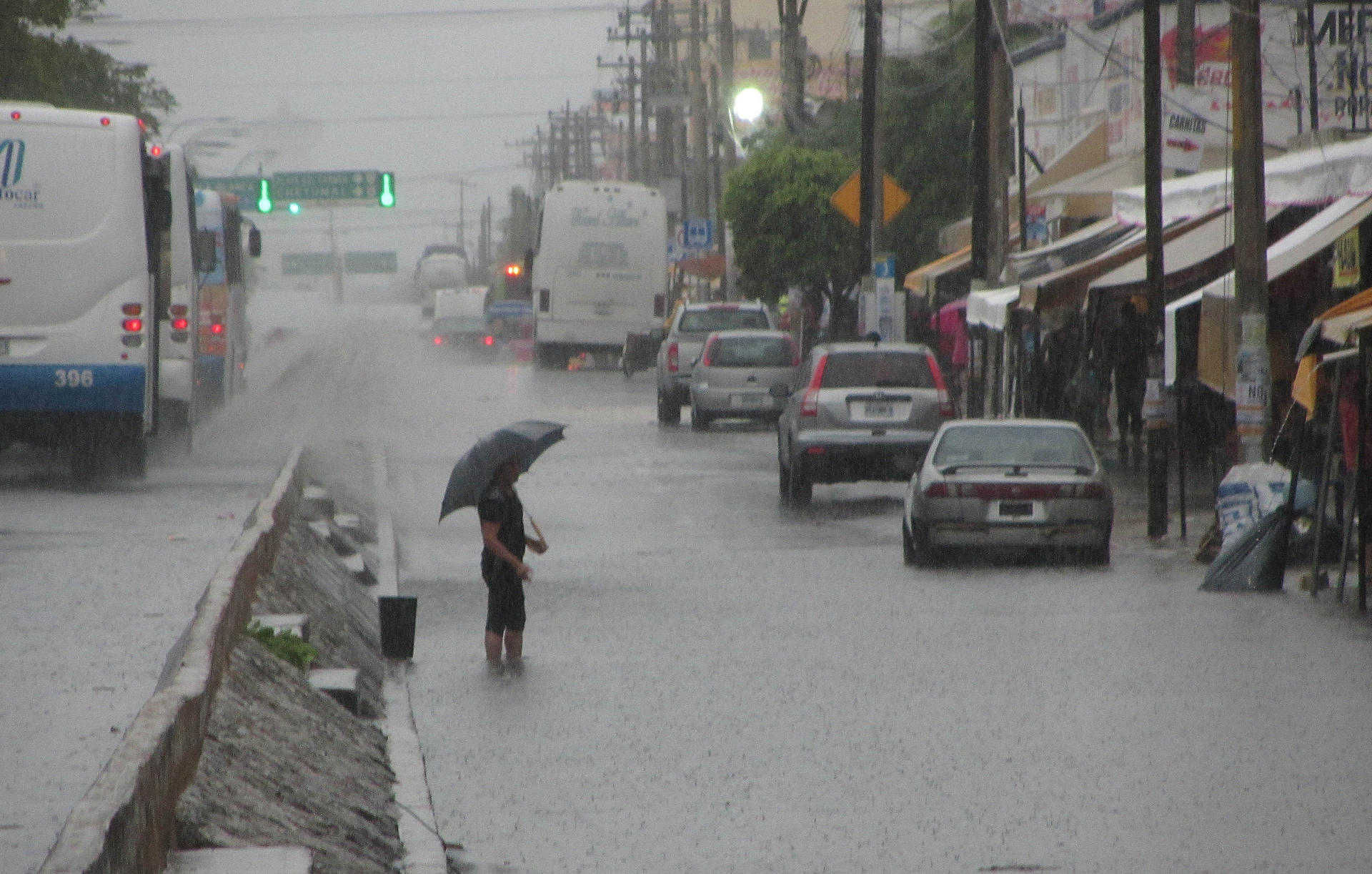 Vista general de las fuertes lluvias que han provocado inundaciones en la ciudad de Cancún, estado mexicano de Quintana Roo. Archivo. EFE/Alonso Cupul