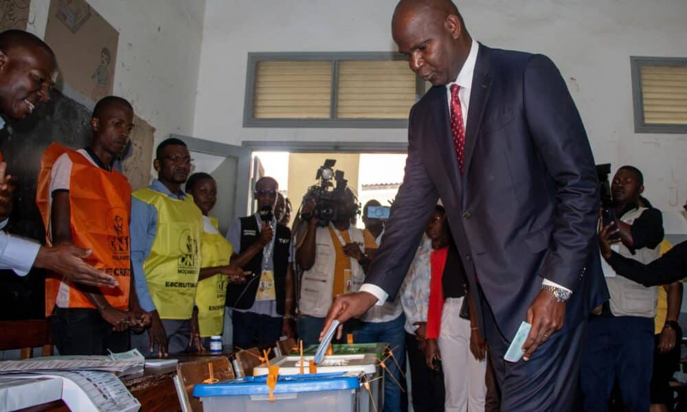 El candidato presidencial y secretario general del Frelimo, Daniel Francisco Chapo, emite su voto en un colegio electoral en Inhambane, Mozambique, el 9 de octubre de 2024. EFE/EPA/CRESPO CUAMBA