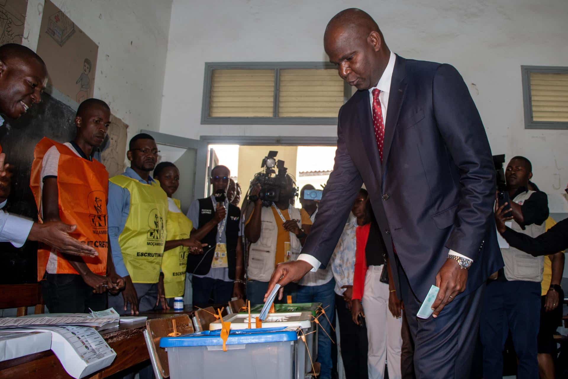 El candidato presidencial y secretario general del Frelimo, Daniel Francisco Chapo, emite su voto en un colegio electoral en Inhambane, Mozambique, el 9 de octubre de 2024. EFE/EPA/CRESPO CUAMBA