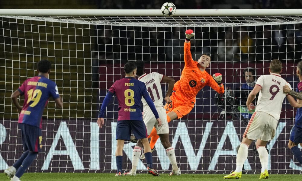 El portero del Barcelona, Iñaki Peña (2-d), despeja un balón durante el partido de la Liga de Campeones que FC Barcelona y Bayern Munich disputaron este miércoles en el estadio Olímpico Lluis Companys. EFE/Alejandro García