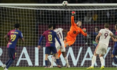 El portero del Barcelona, Iñaki Peña (2-d), despeja un balón durante el partido de la Liga de Campeones que FC Barcelona y Bayern Munich disputaron este miércoles en el estadio Olímpico Lluis Companys. EFE/Alejandro García