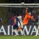 El portero del Barcelona, Iñaki Peña (2-d), despeja un balón durante el partido de la Liga de Campeones que FC Barcelona y Bayern Munich disputaron este miércoles en el estadio Olímpico Lluis Companys. EFE/Alejandro García