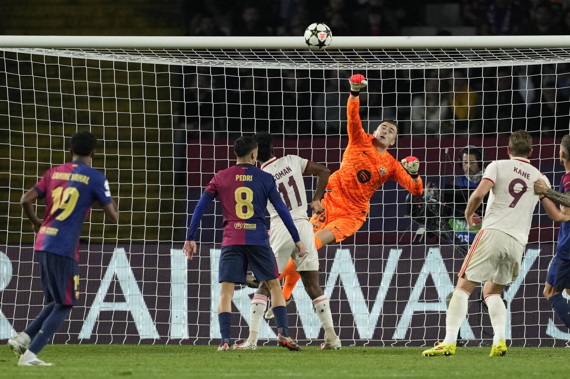 El portero del Barcelona, Iñaki Peña (2-d), despeja un balón durante el partido de la Liga de Campeones que FC Barcelona y Bayern Munich disputaron este miércoles en el estadio Olímpico Lluis Companys. EFE/Alejandro García