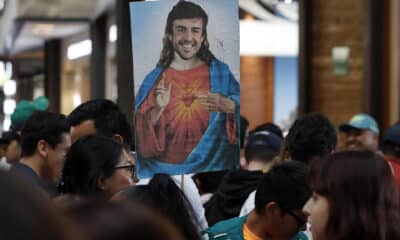 Fotografía de un afiche de Fernando Alonso, piloto español de la escudería Aston Martin de la Fórmula Uno, durante un acto protocolario este miércoles, en la Ciudad de México (México). Alonso, bicampeón de la Fórmula Uno, aseguró que a pesar de tener más de dos décadas de carrera en la máxima categoría del automovilismo, no tiene más facilidad para conducir que un novato. EFE/Mario Guzmán