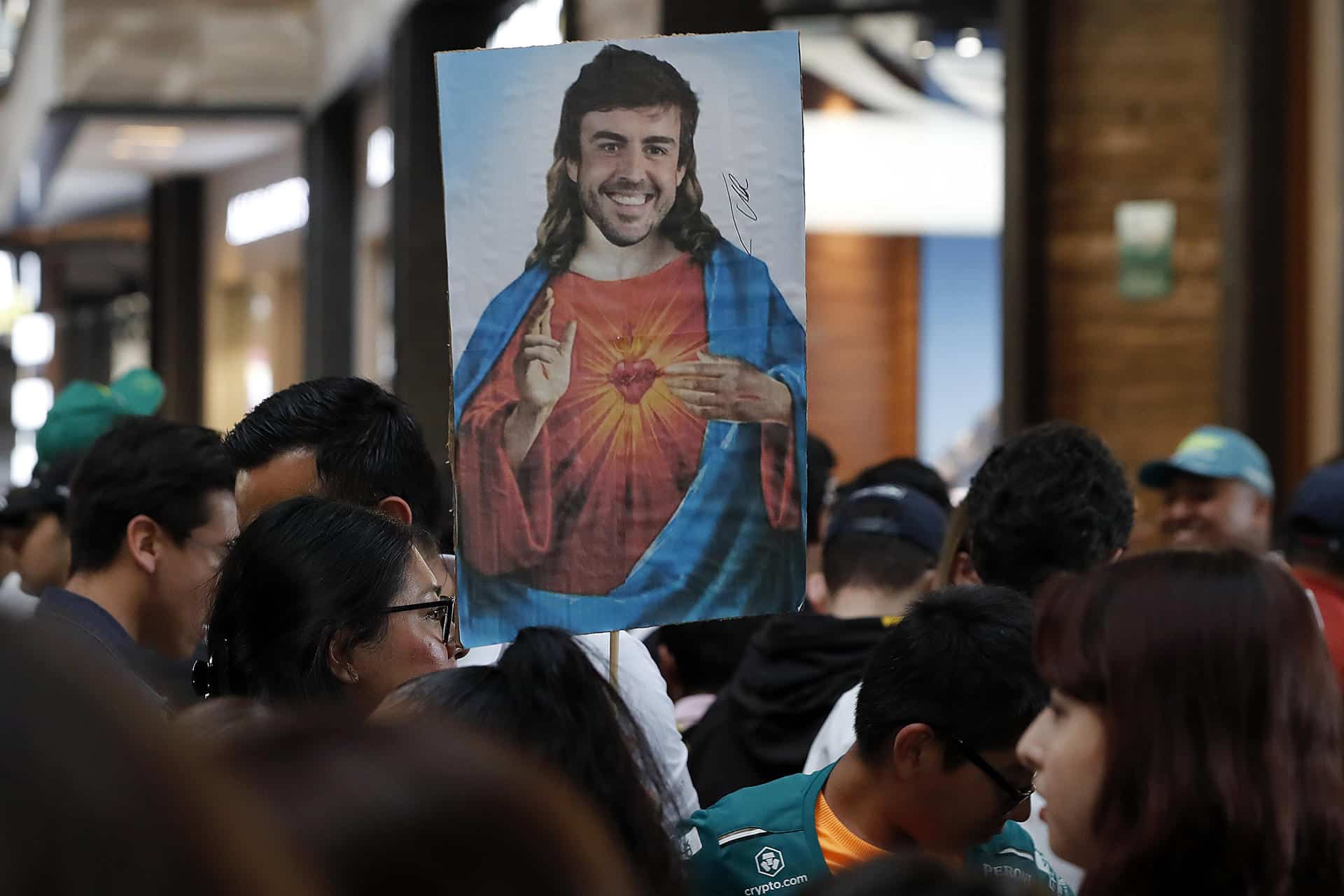 Fotografía de un afiche de Fernando Alonso, piloto español de la escudería Aston Martin de la Fórmula Uno, durante un acto protocolario este miércoles, en la Ciudad de México (México). Alonso, bicampeón de la Fórmula Uno, aseguró que a pesar de tener más de dos décadas de carrera en la máxima categoría del automovilismo, no tiene más facilidad para conducir que un novato. EFE/Mario Guzmán