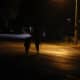 Fotografía de archivo de personas que caminan por una calle con poca iluminación en La Habana (Cuba). EFE/Ernesto Mastrascusa