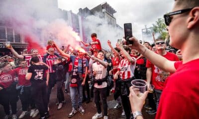 Los aficionados del PSV Eindhoven celebran la conquista de la Liga holandesa, el 5 de mayo de 2024. EFE/EPA/ROB ENGELAAR