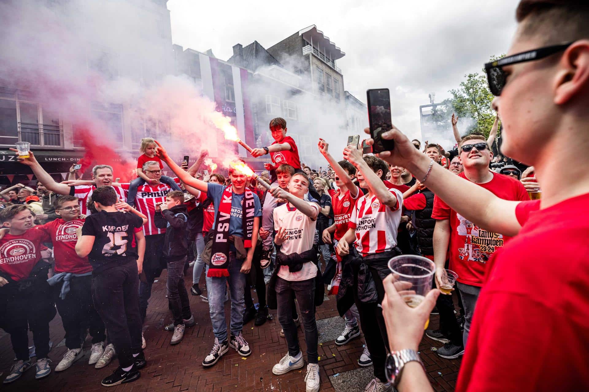 Los aficionados del PSV Eindhoven celebran la conquista de la Liga holandesa, el 5 de mayo de 2024. EFE/EPA/ROB ENGELAAR