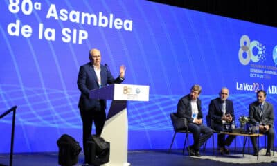 El periodista de La Prensa de Nicaragua, Fabián Medina (i), habla durante el foro 'Periodismo en el exilio: resiliencia y unidad para seguir informando' durante el segundo día de la 80 Asamblea de la Sociedad Interamericana de Prensa (SIP), en Córdoba (Argentina). EFE/ Sebastian Salguero