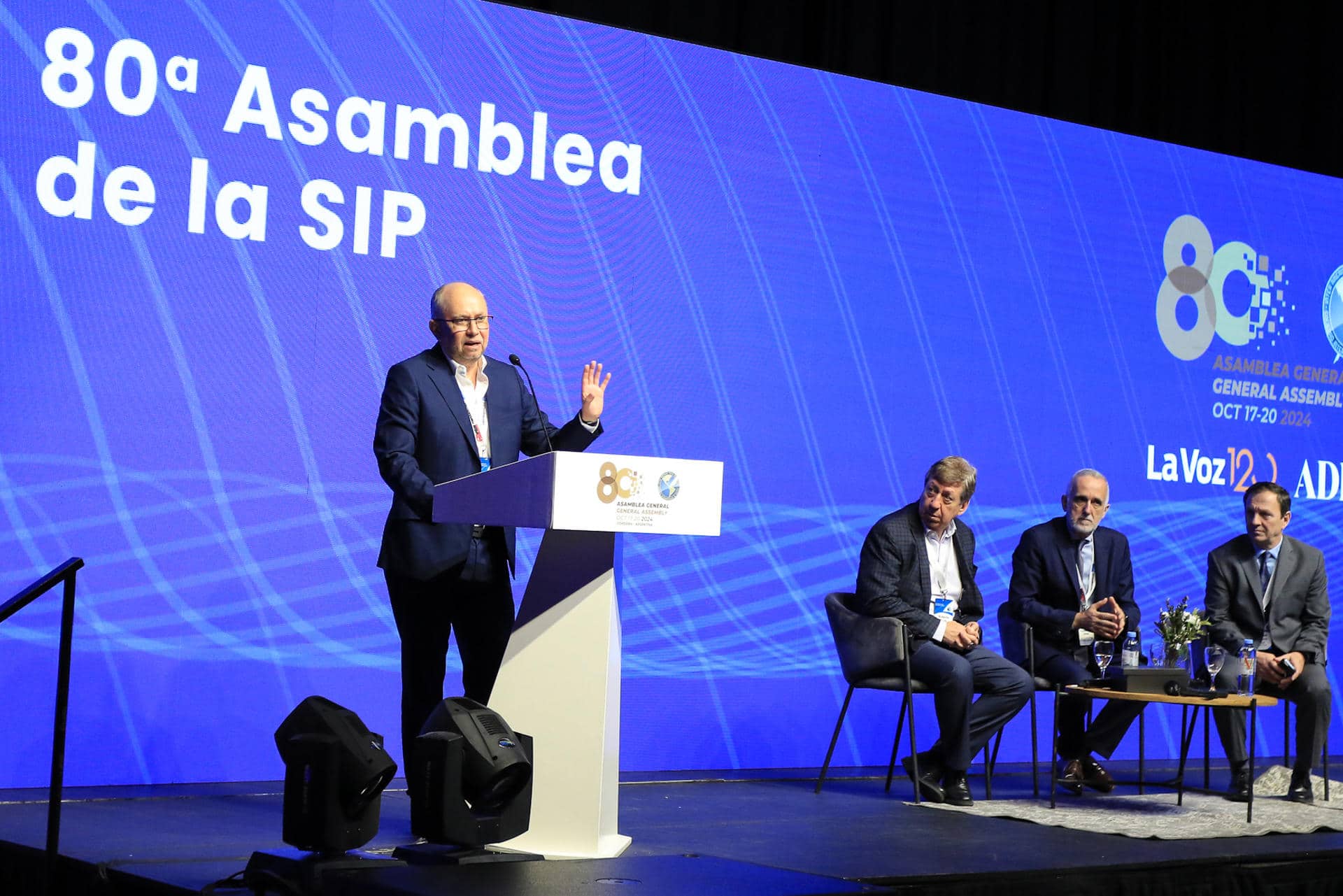 El periodista de La Prensa de Nicaragua, Fabián Medina (i), habla durante el foro 'Periodismo en el exilio: resiliencia y unidad para seguir informando' durante el segundo día de la 80 Asamblea de la Sociedad Interamericana de Prensa (SIP), en Córdoba (Argentina). EFE/ Sebastian Salguero