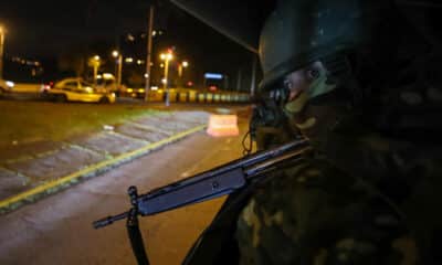 Fotografía de archivo en donde se ven militares ecuatorianos patrullando las calles de Ecuador .El presidente, Daniel Noboa, elevó la lucha contra el crimen organizado a la categoría de "conflicto armado interno", con lo que pasó a catalogar a estas bandas como grupos terroristas y actores beligerantes no estatales, a la vez que decretó un estado de excepción con el que, entre otras acciones, militarizó las cárceles controladas por estas organizaciones. EFE/José Jácome