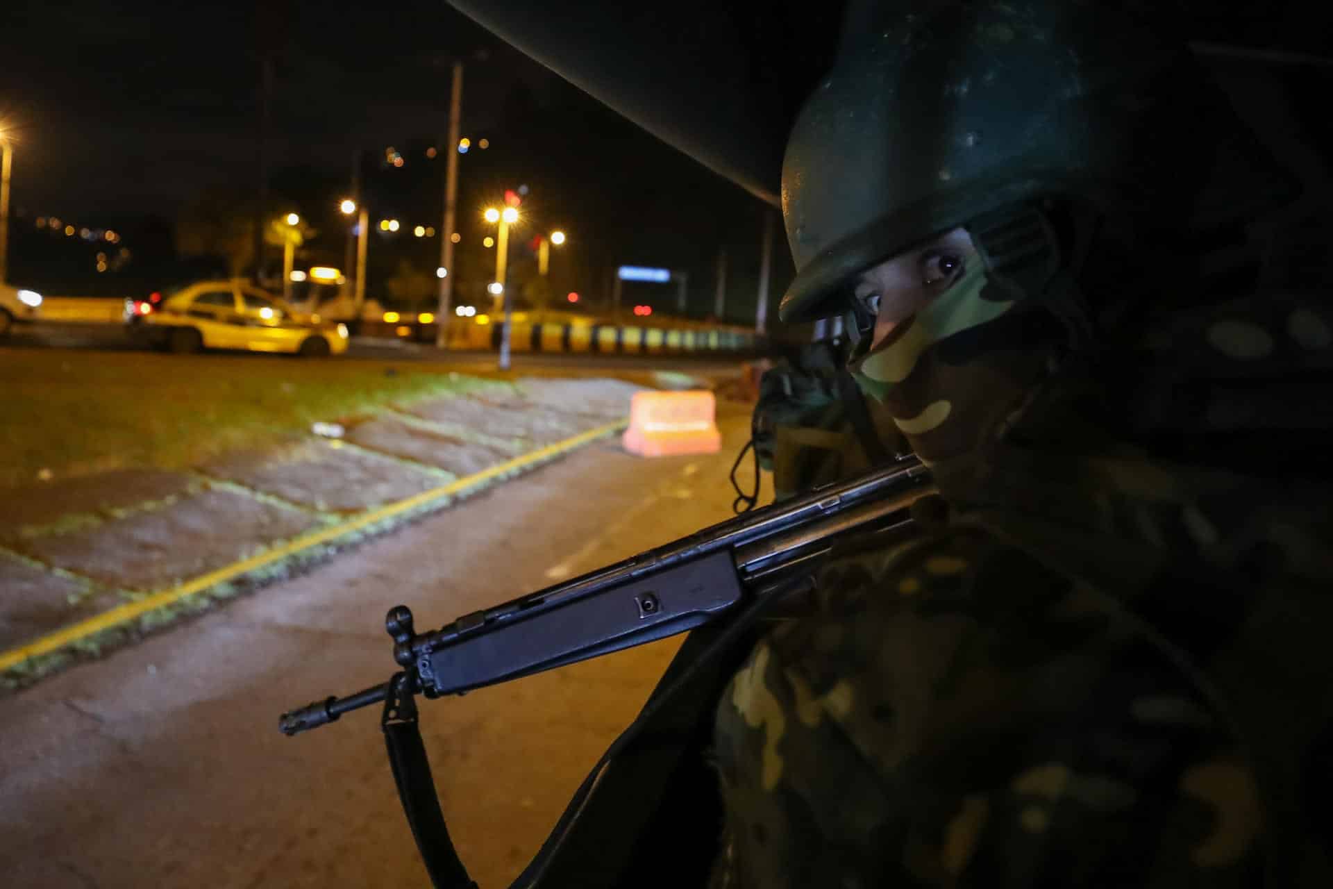 Fotografía de archivo en donde se ven militares ecuatorianos patrullando las calles de Ecuador .El presidente, Daniel Noboa, elevó la lucha contra el crimen organizado a la categoría de "conflicto armado interno", con lo que pasó a catalogar a estas bandas como grupos terroristas y actores beligerantes no estatales, a la vez que decretó un estado de excepción con el que, entre otras acciones, militarizó las cárceles controladas por estas organizaciones. EFE/José Jácome