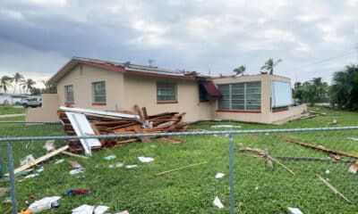 Fotografía de una casa afectada por el paso del huracán Milton, este jueves en la ciudad de Fort Myers, en Florida (Estados Unidos). EFE/ Antoni Belchi