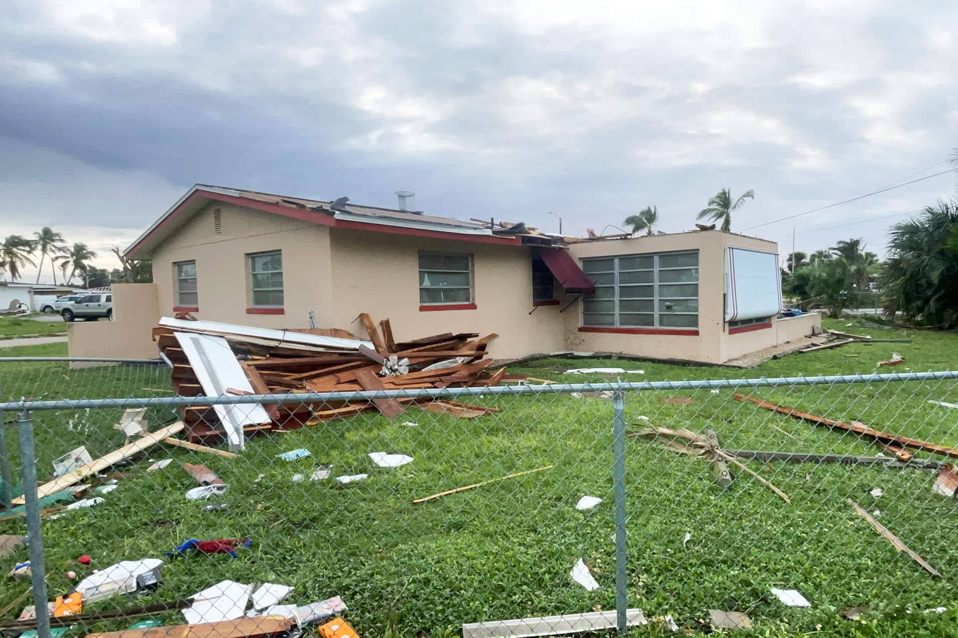 Fotografía de una casa afectada por el paso del huracán Milton, este jueves en la ciudad de Fort Myers, en Florida (Estados Unidos). EFE/ Antoni Belchi