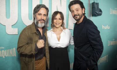 Fotografía cedida por Disney el 3 de octubre de 2024 donde aparecen los actores mexicanos Gael García Bernal (i) y Diego Luna (d), junto a la actriz estadounidense, Rosie Pérez, posando durante el estreno de la serie 'La Máquina' en el club The Hollywood Athletic en Los Ángeles, California (Estados Unidos). EFE/ Alberto E. Rodríguez SOLO USO EDITORIAL/SOLO DISPONIBLE PARA ILUSTRAR LA NOTICIA QUE ACOMPAÑA (CRÉDITO OBLIGATORIO)